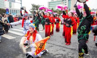 龙行龘龘的前后两句